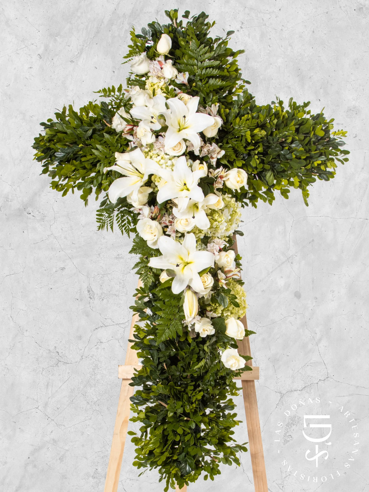 Cruz de Condolencias de Rosas Blancas y Lirios arreglo de condolencias con 16 rosas blancas