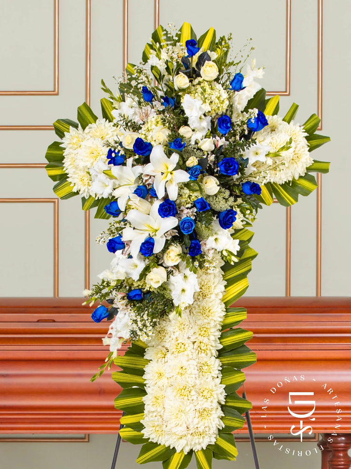 Cruz de Condolencias de Rosas Azules y Lirios arreglo de condolencias con 24 rosas azules