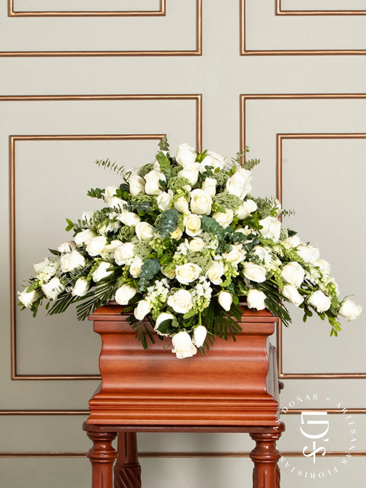 Manto de Condolencias con Rosas Blancas arreglo de condolencias con 48 rosas blancas