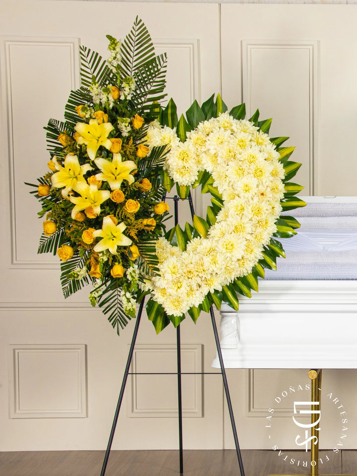 Corona de Corazón con Dalias, Rosas Amarillas y Liliums arreglo de condolencias con 24 rosas amarillas