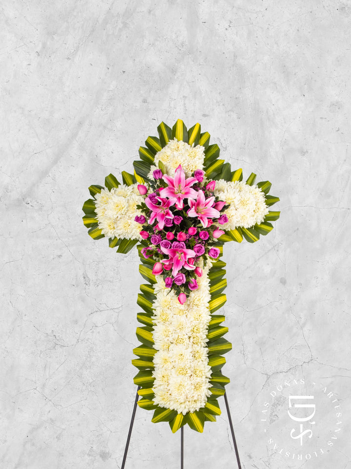 Cruz de Condolencias de Rosas Rosadas y Lilas con Corazón arreglo de condolencias con 30 rosas lilas y rosadas