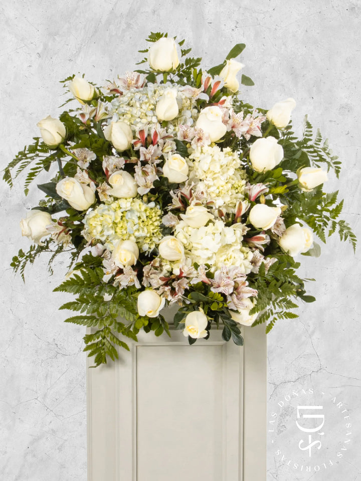 Lágrima de Piso con Rosas Blancas, Hortensia y Astromelia arreglo de condolencias con 24 rosas blancas