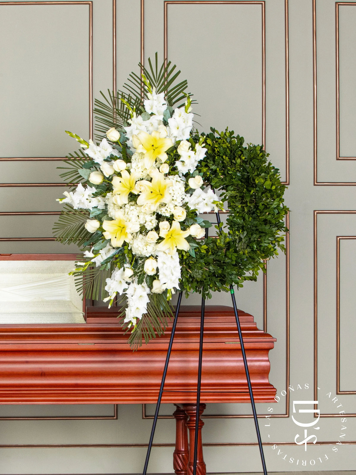 Corona Circular de Mirto con Rosas Blancas y Hortensias arreglo de condolencias con 24 rosas blancas