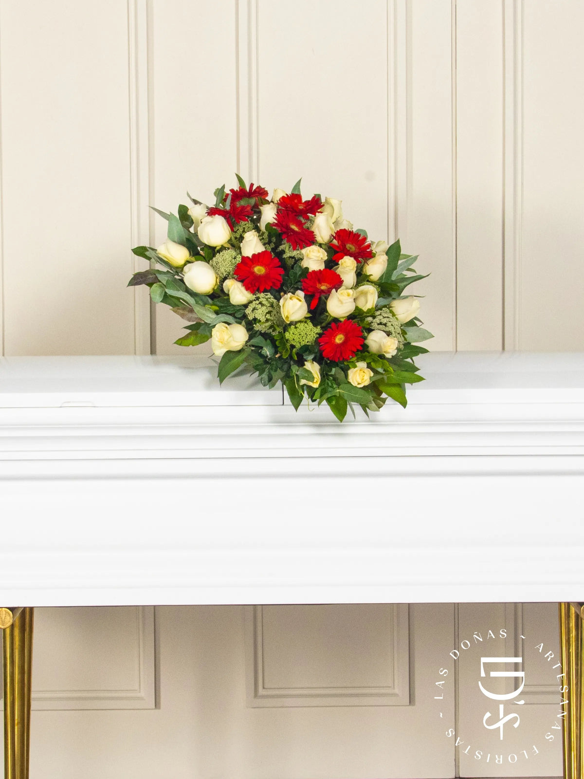 Lágrima de Piso con Rosas Rojas y Gerberas arreglo de condolencias con 24 rosas blancas + gerberas
