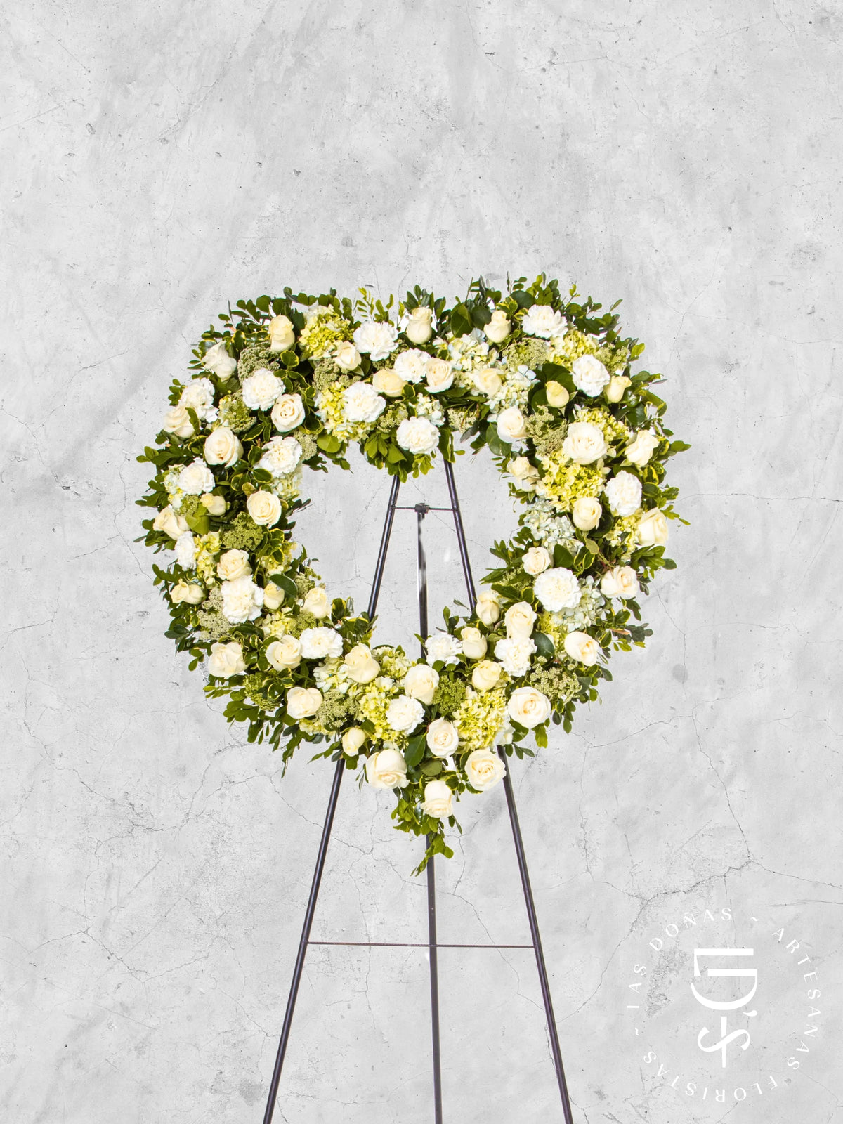 Corona de Corazón con Hortensias, Rosas Blancas y Clavelones arreglo de condolencias con 50 rosas blancas