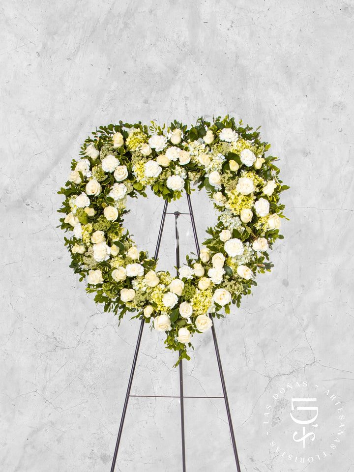 Corona de Corazón con Hortensias, Rosas Blancas y Clavelones arreglo de condolencias con 50 rosas blancas