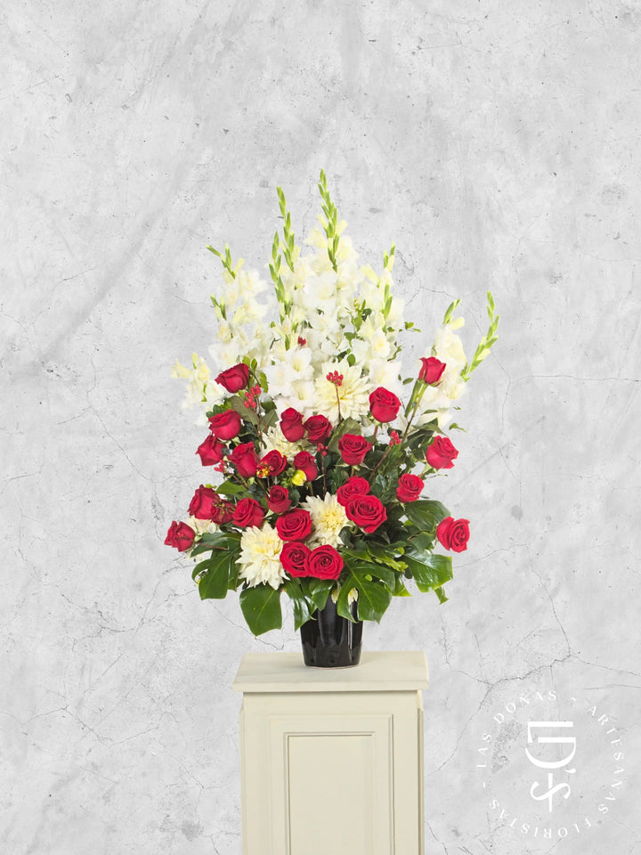 Jarrón Negro con Rosas Rojas y Dalia arreglo de condolencias con 24 rosas rojas