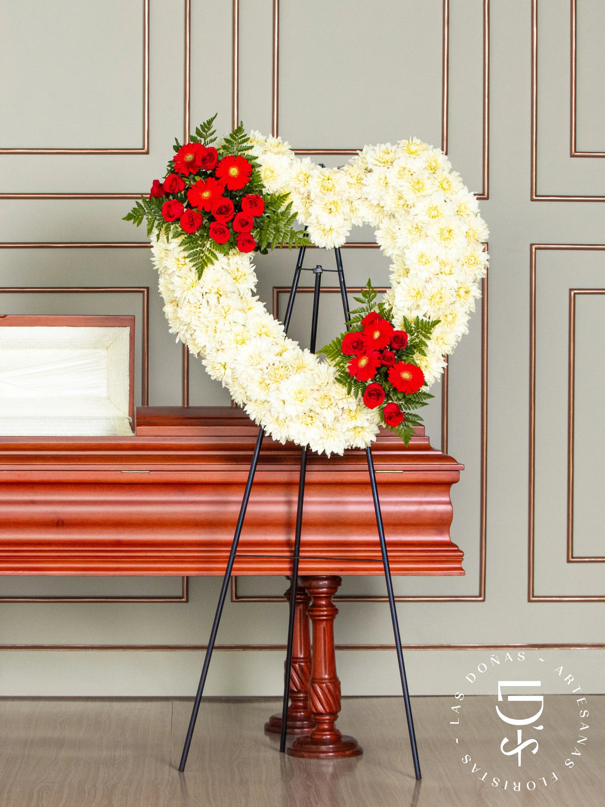 Corona de Corazón con Dalias, Rosas Rojas y Gerberas arreglo de condolencias con 24 rosas rojas