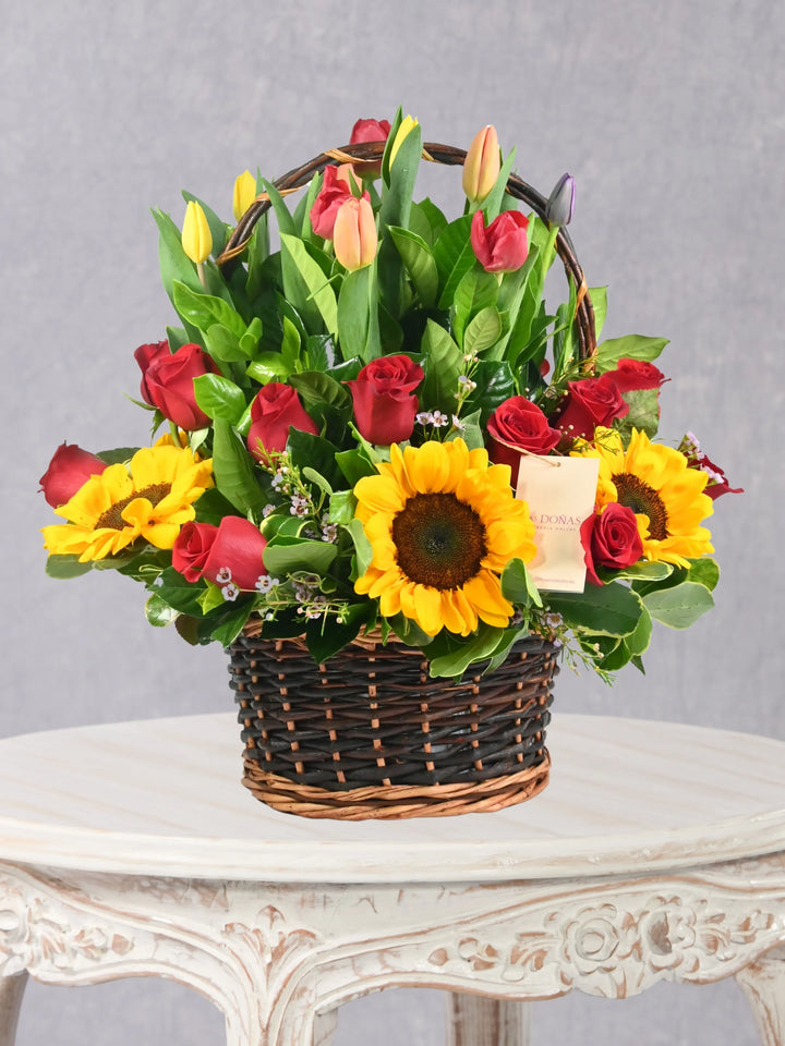 Canasta De Rosas, Girasoles Y Tulipanes