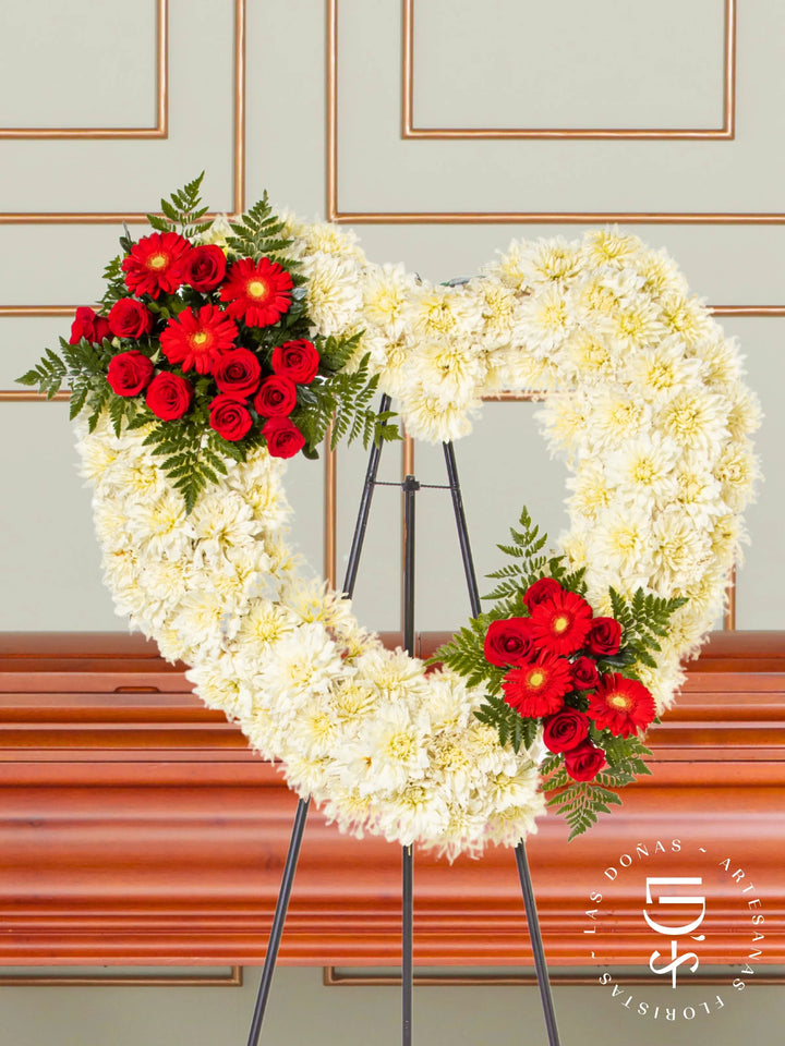Corona de Corazón con Dalias, Rosas Rojas y Gerberas arreglo de condolencias con 24 rosas rojas