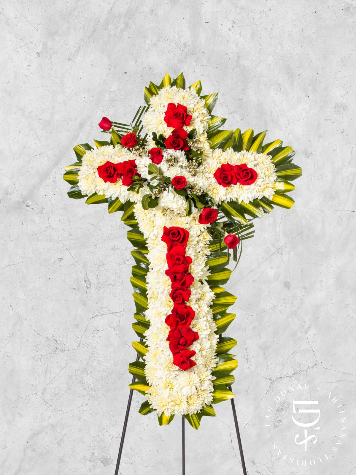 Cruz de Condolencias de Dalias y Rosas Rojas arreglo de condolencias con 20 rosas rojas