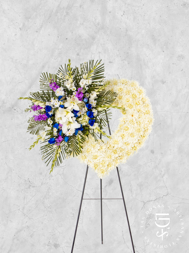 Corona de Corazón con Rosas Azules y Liliums arreglo de condolencias con 24 rosas azules