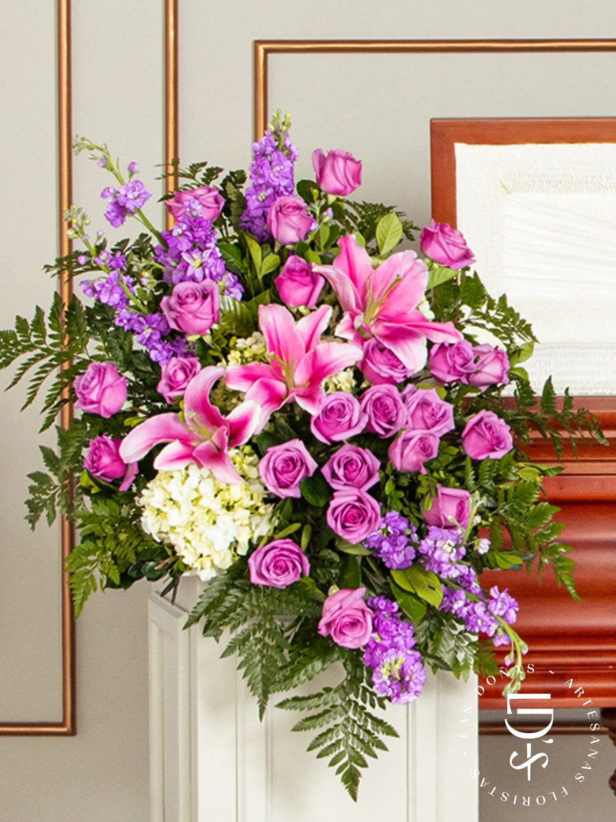 Lágrima de Piso con Rosas Lilas, Hortensia y Liliums arreglo de condolencias con 24 rosas lilas