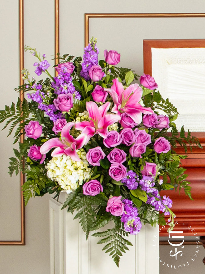 Lágrima de Piso con Rosas Lilas, Hortensia y Liliums arreglo de condolencias con 24 rosas lilas
