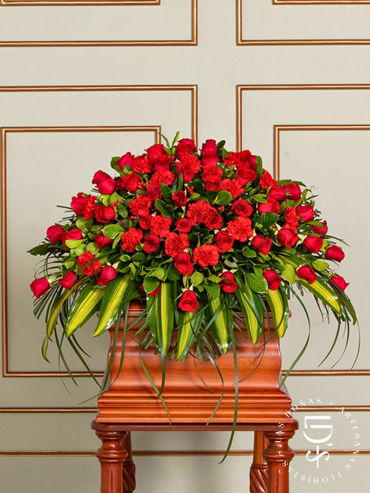 Manto de Condolencias con Rosas Rojas y Clavelones arreglo de condolencias con 48 rosas rojas + clavelon