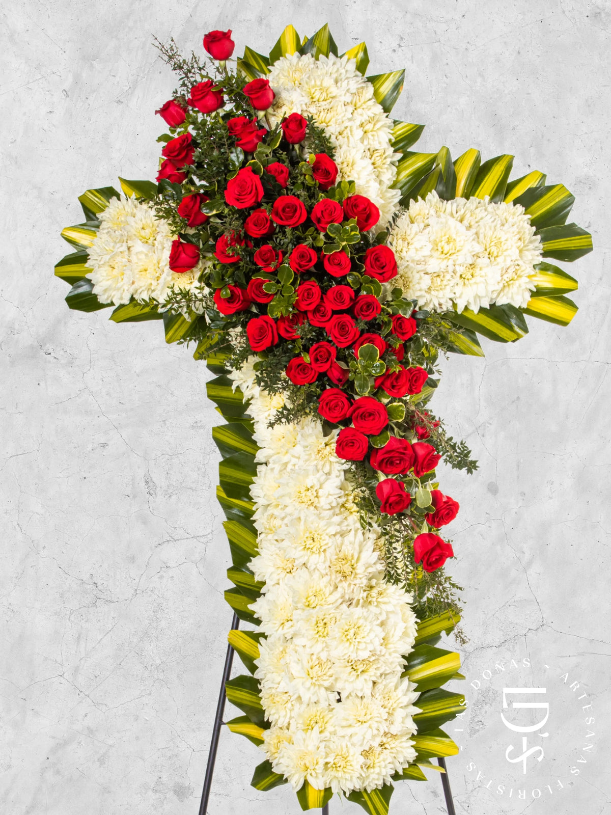 Cruz de Condolencias de Rosas Rojas y Follaje arreglo de condolencias con 40 rosas rojas