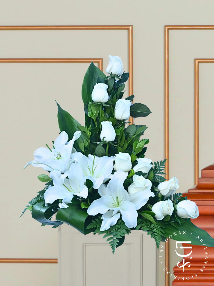 Arreglo de Condolencias Serenidad arreglo de condolencias con 12 rosas blancas