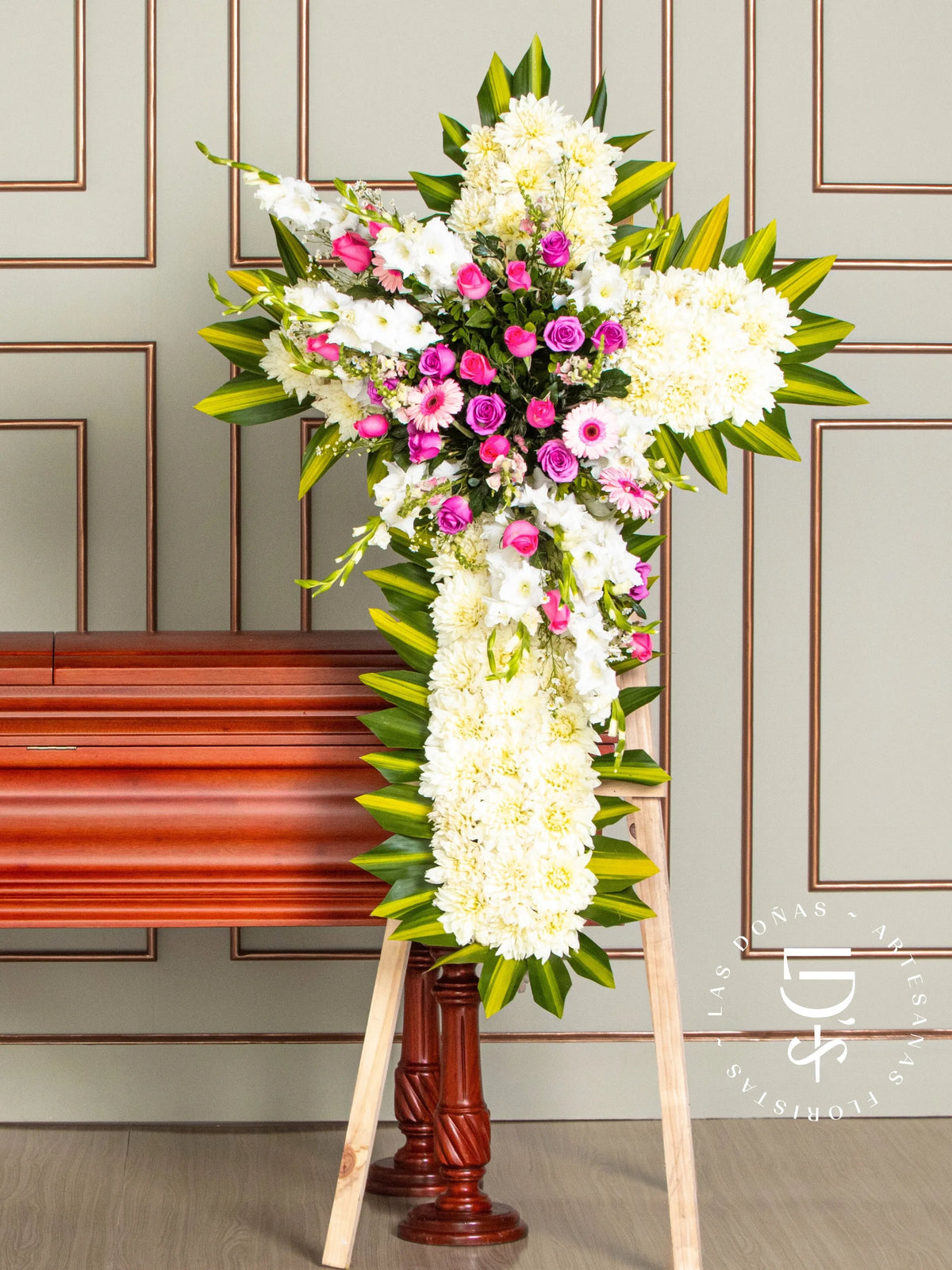 Cruz de Condolencias de Rosas Rosadas y Lilas con Gerberas arreglo de condolencias con 24 rosas lilas y rosadas