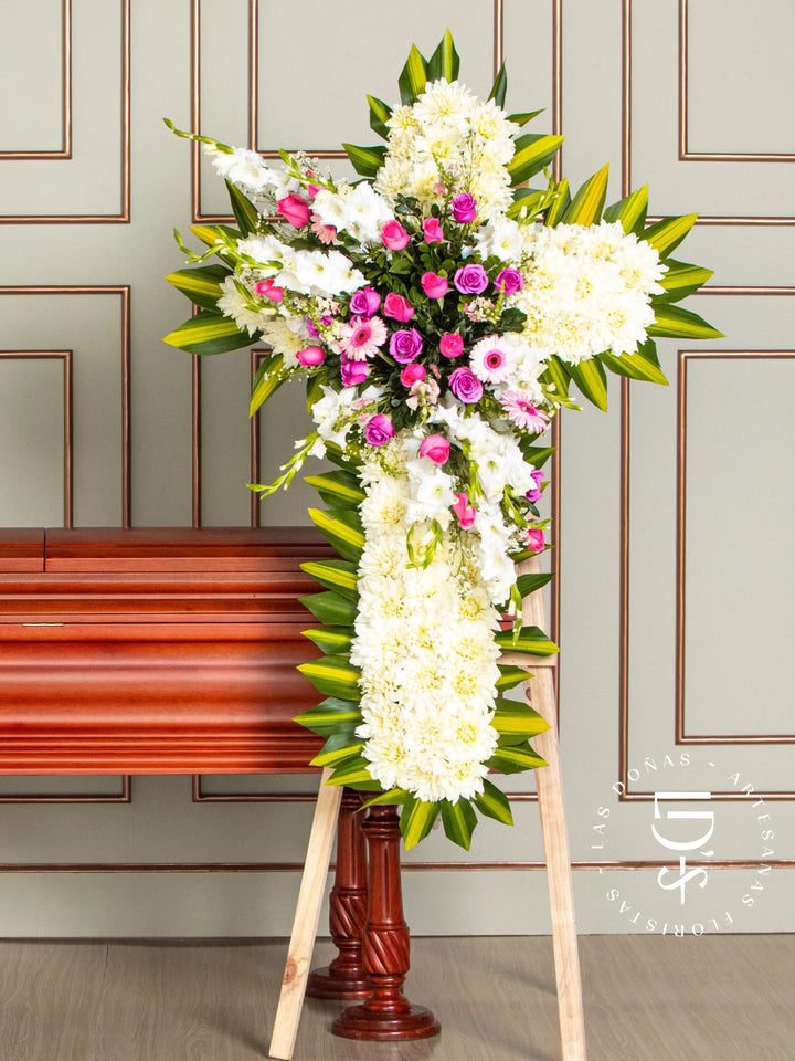 Cruz de Condolencias de Rosas Rosadas y Lilas con Gerberas arreglo de condolencias con 24 rosas lilas y rosadas