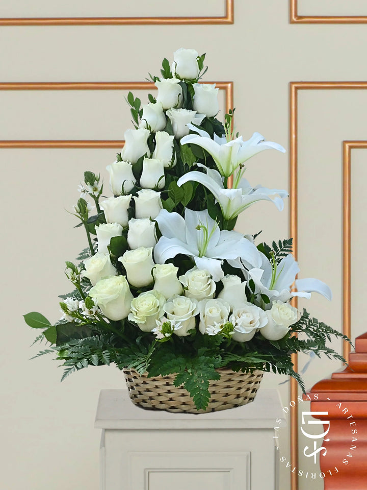 Arreglo de 24 Rosas, Lilium y Follaje arreglo de condolencias con 24 rosas blancas