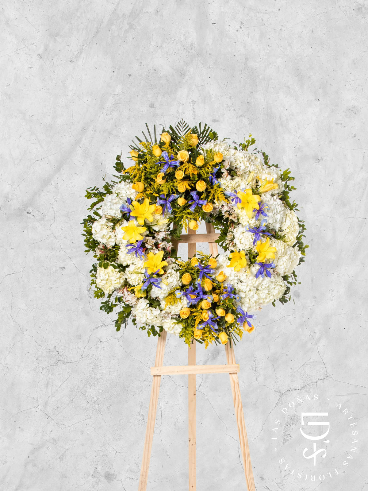 Corona Circular de Hortensias con Rosas Amarillas y Iris arreglo de condolencias con 36 rosas amarillas
