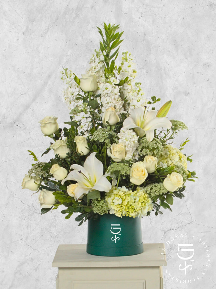 Arreglo Homenaje con Rosas Blancas, Liliums y Hortensia arreglo de condolencias con 12 rosas blancas y liliums
