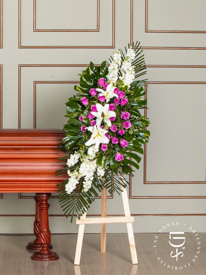 Lágrima de Condolencias de Rosas Lilas y Liliums arreglo de condolencias con 24 rosas lilas