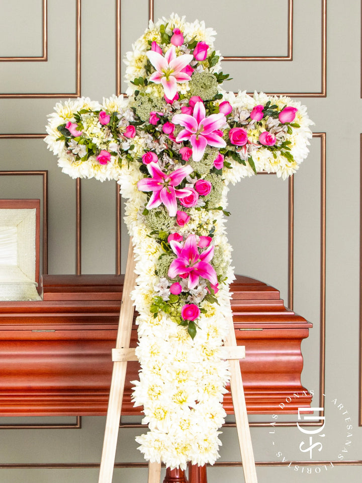 Cruz de Condolencias de Dalias y Rosas fucsias arreglo de condolencias con 36 rosas fucsias