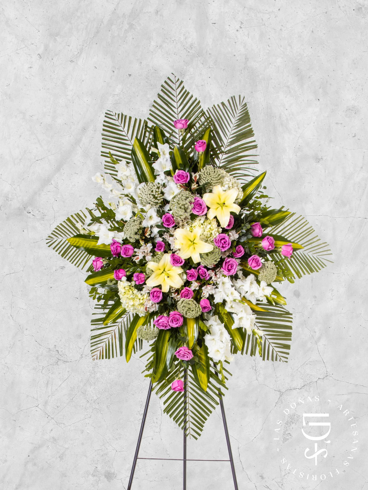 Corona de Rosas Lilas y Liliums arreglo de condolencias con 24 rosas lilas