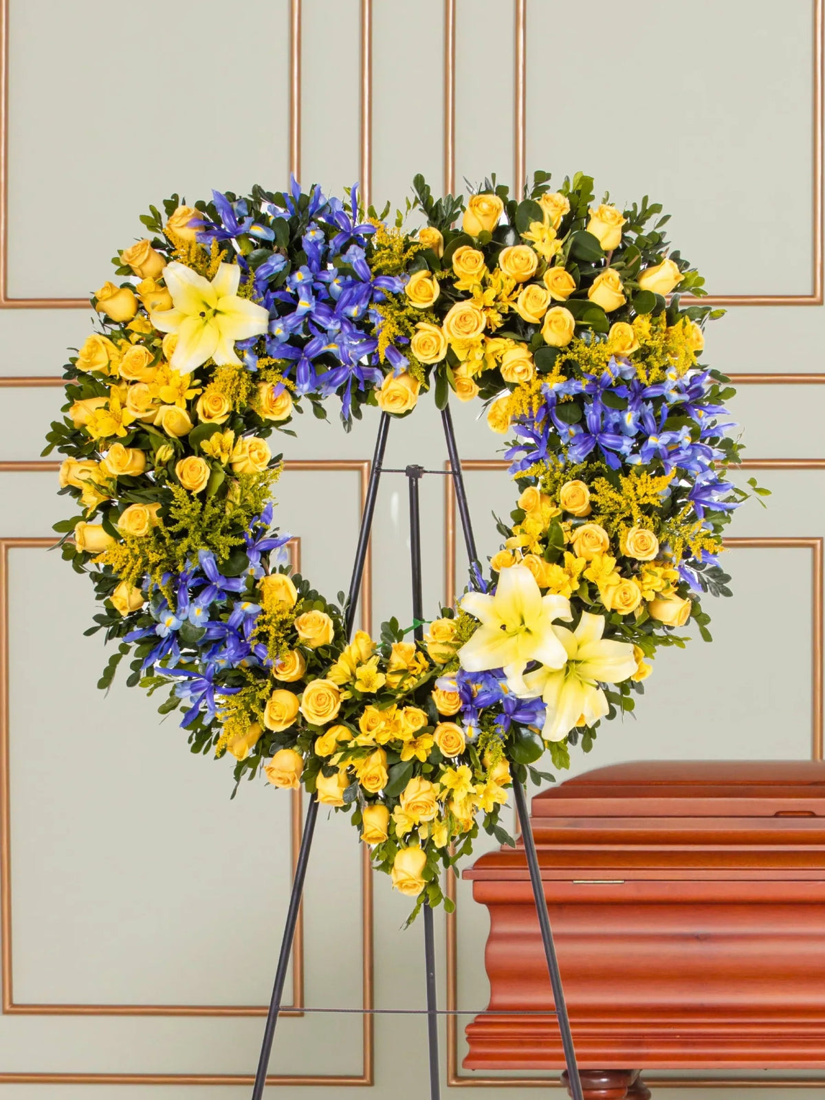 Corona de Corazón con Rosas Amarillas e Iris arreglo de condolencias con 96 rosas amarillas
