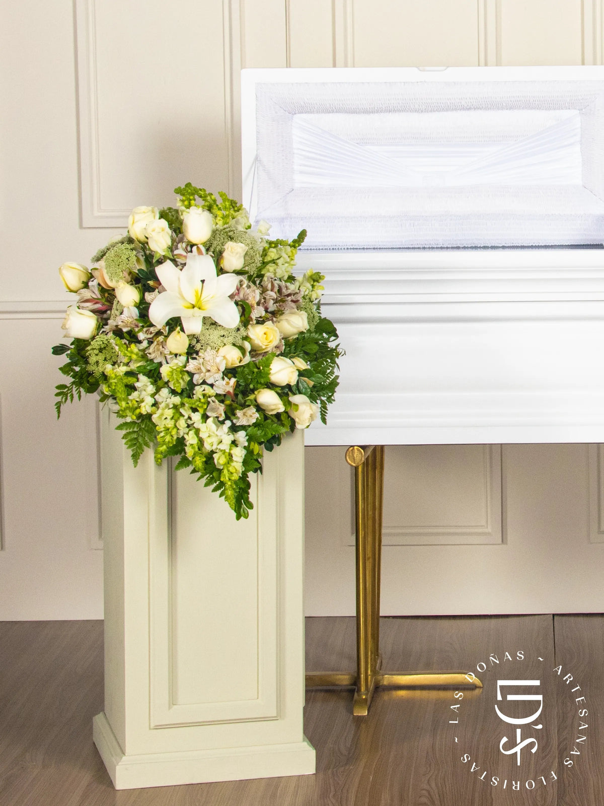 Lágrima de Piso con Rosas Blancas, Liliums y Astromelia arreglo de condolencias con 24 rosas blancas