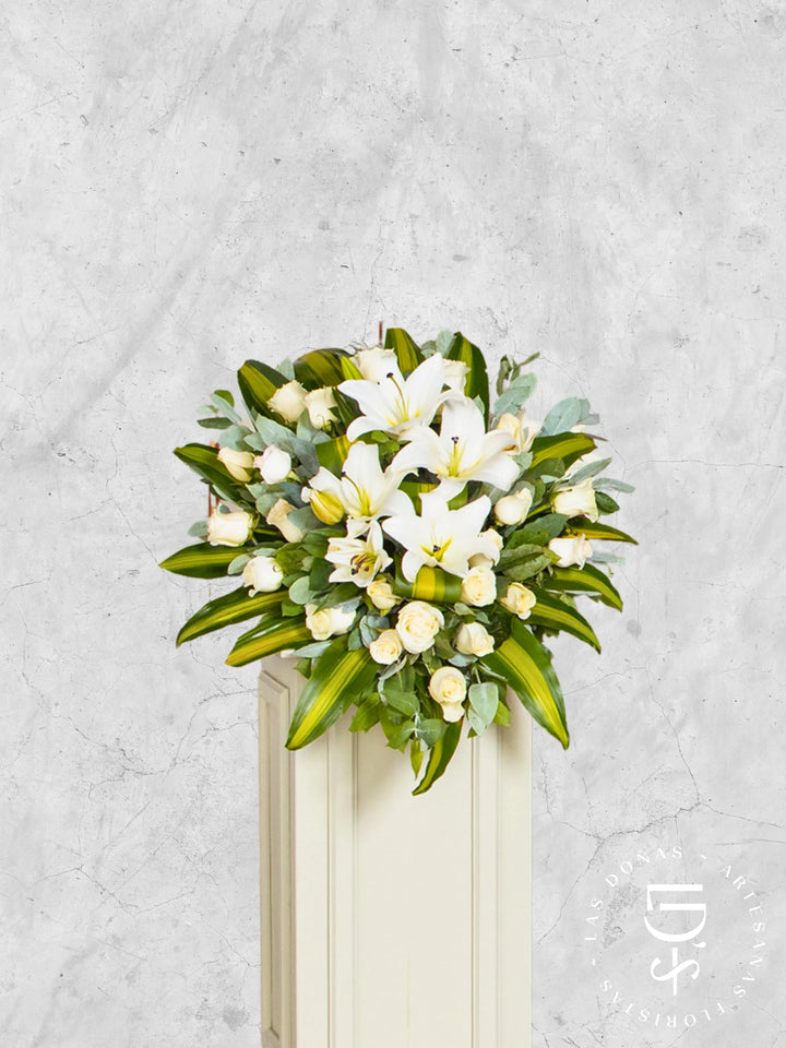 Lágrima de Piso con Rosas Blancas y Liliums arreglo de condolencias con 24 rosas blancas