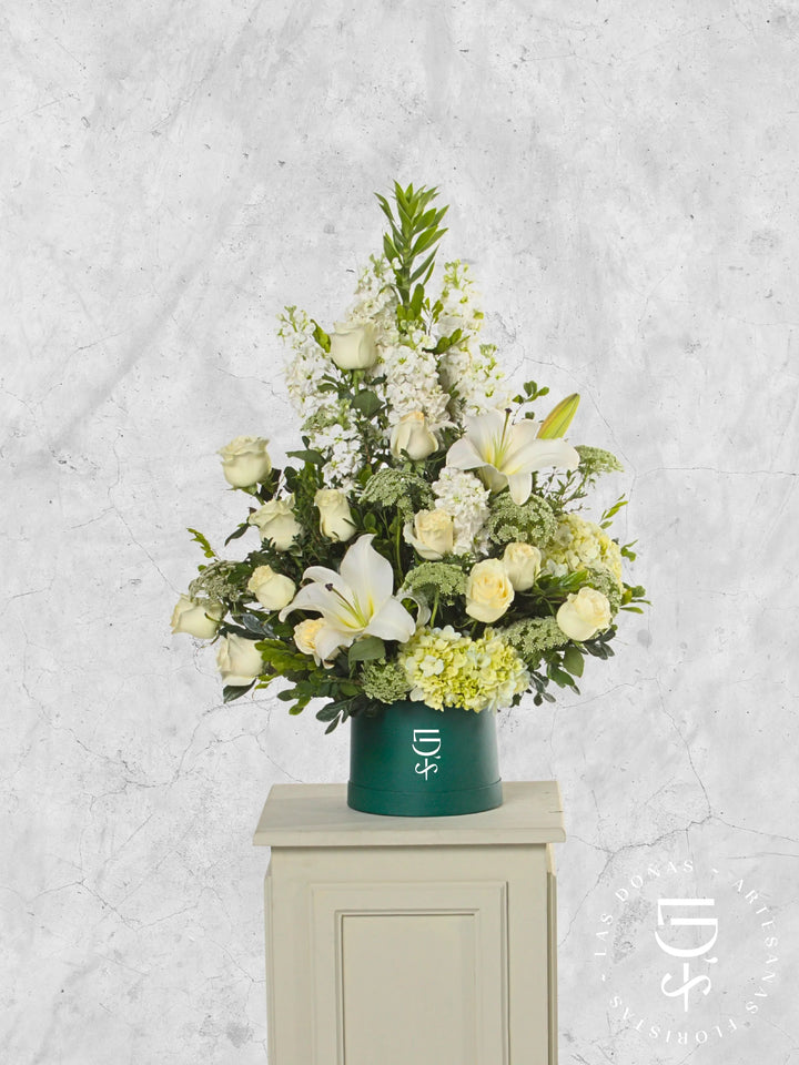 Arreglo Homenaje con Rosas Blancas, Liliums y Hortensia arreglo de condolencias con 12 rosas blancas y liliums