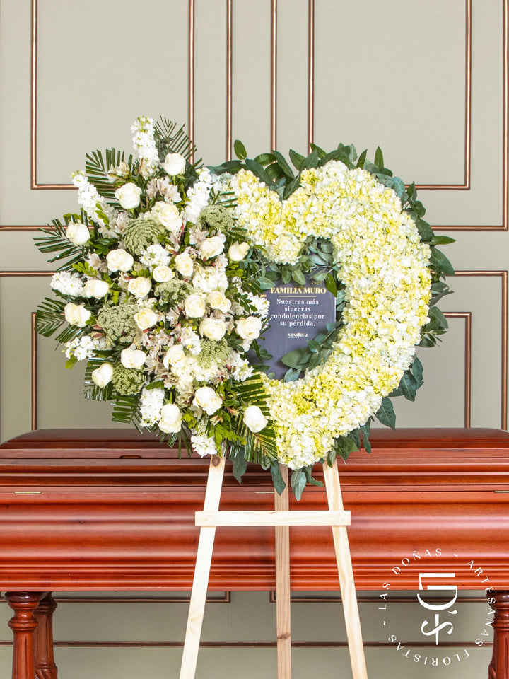 Corona de Corazón con Hortensias, Rosas Blancas y Astromelias arreglo de condolencias con 24 rosas blancas