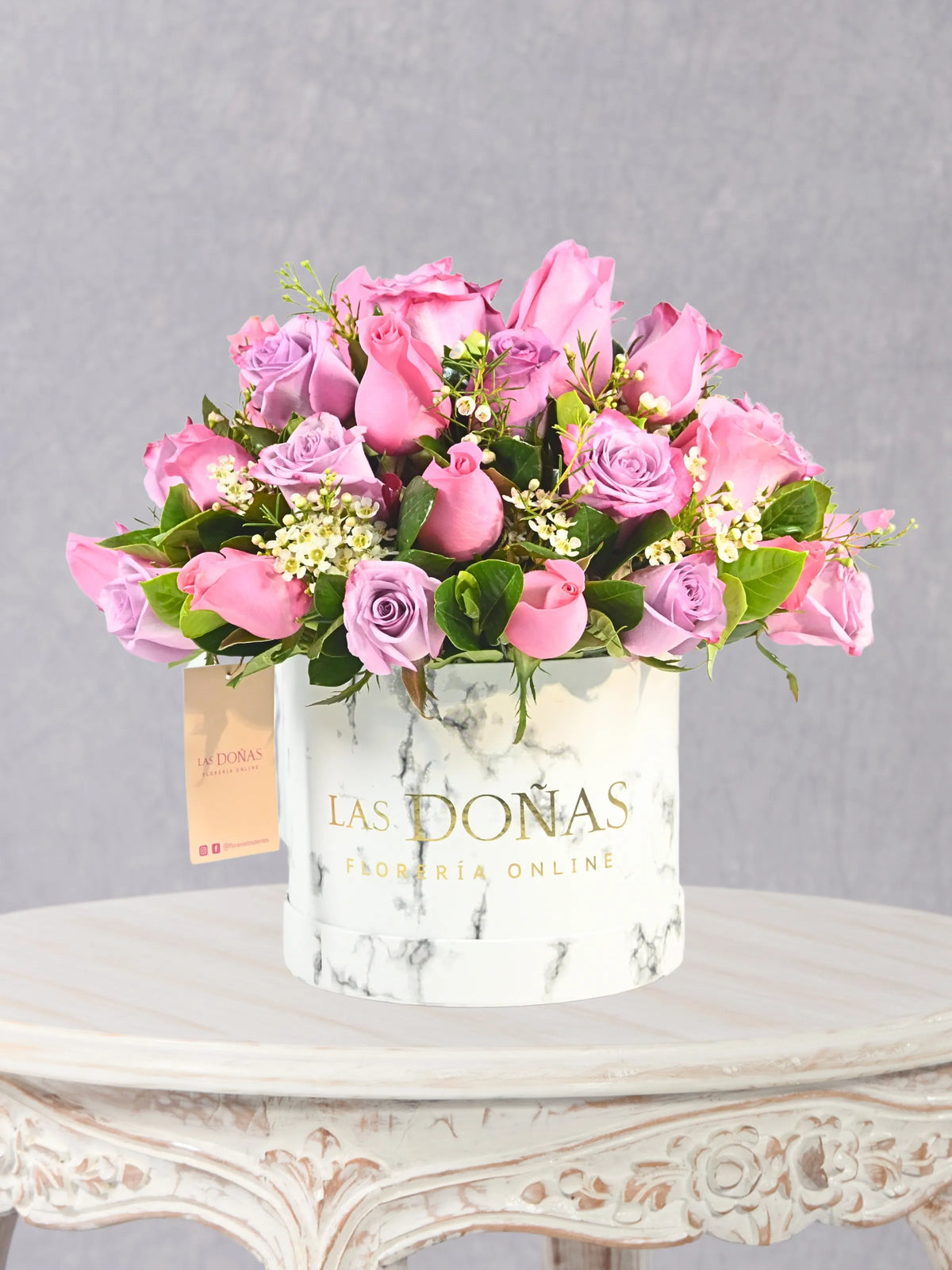 Rosas En Box Marmoleado box floral con 40 rosas rosadas y lilas