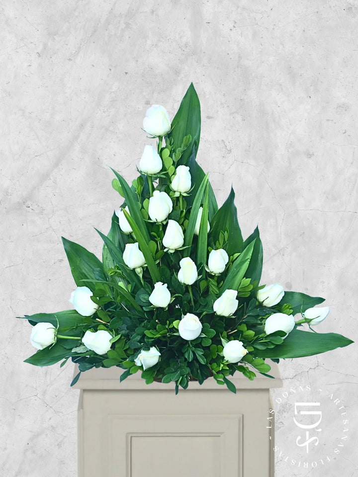 Arreglo de Condolencias Pureza Blanca arreglo de condolencias con 24 rosas blancas