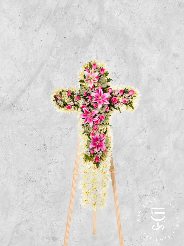 Cruz de Condolencias de Dalias y Rosas fucsias arreglo de condolencias con 36 rosas fucsias