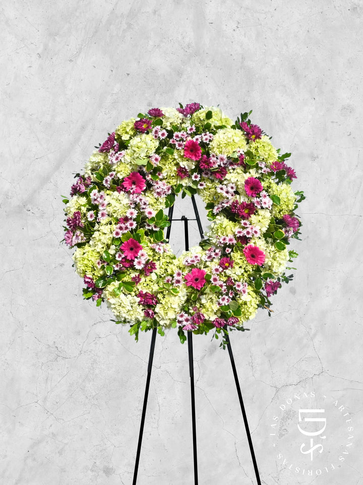 Corona de Condolencias Tributo Floral arreglo de condolencias con 6 gerberas fucsias + margaritas