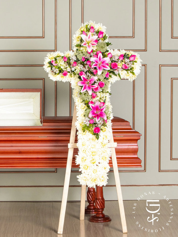 Cruz de Condolencias de Dalias y Rosas fucsias arreglo de condolencias con 36 rosas fucsias