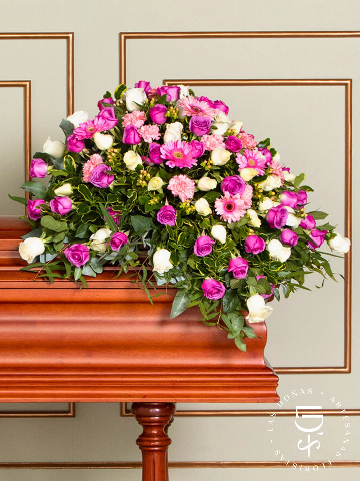 Manto de Condolencias con Rosas Lilas y Blancas arreglo de condolencias con 48 rosas lilas y blancas