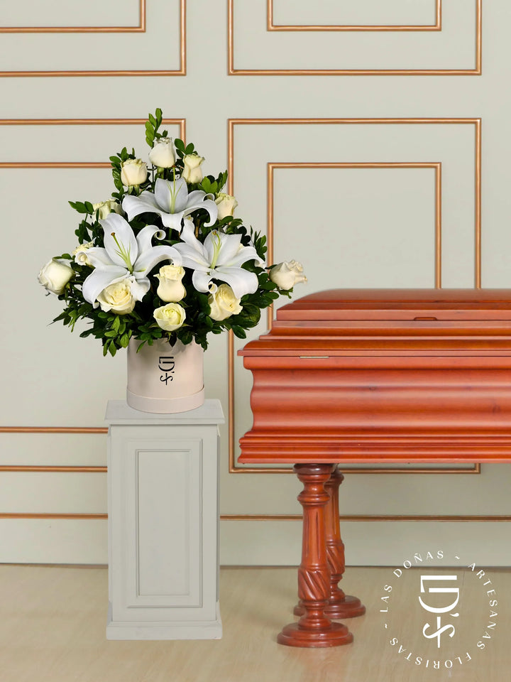 Arreglo Recuerdo con Rosas Blancas y Liliums arreglo de condolencias con 12 rosas blancas y liliums