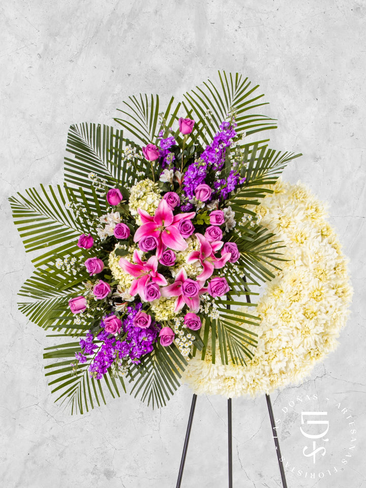 Corona Circular de Dalia con Rosas Lilas y Liliums arreglo de condolencias con 24 rosas lilas