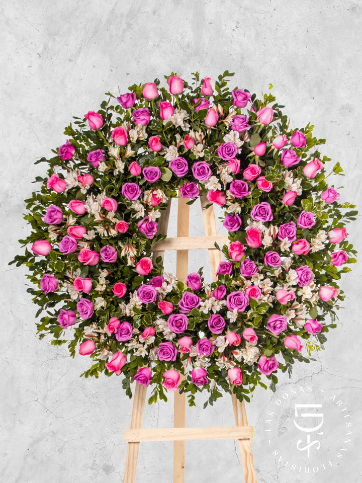 Corona Circular con Rosas Lilas y Rosadas arreglo de condolencias con 96 rosas lilas y rosadas