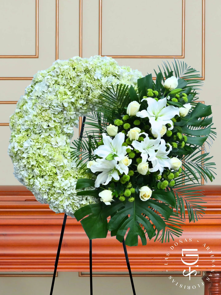 Corona Descanso Eterno arreglo de condolencias con 12 rosas blancas