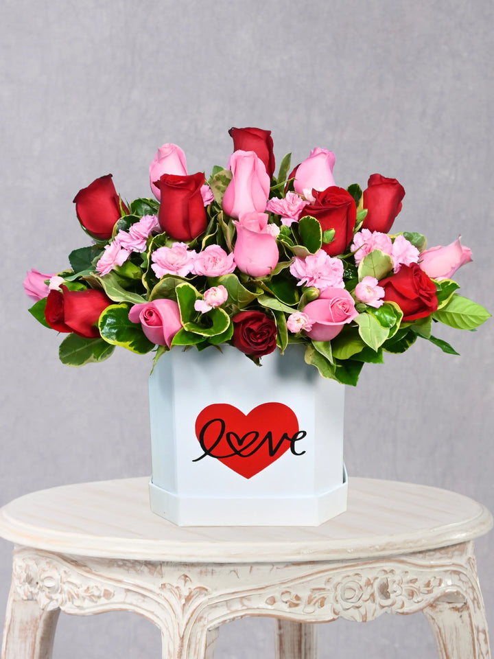 Amor Infinito box floral con 24 rosas rojas y rosadas