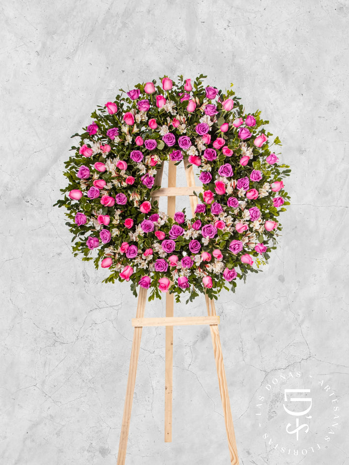 Corona Circular con Rosas Lilas y Rosadas arreglo de condolencias con 96 rosas lilas y rosadas