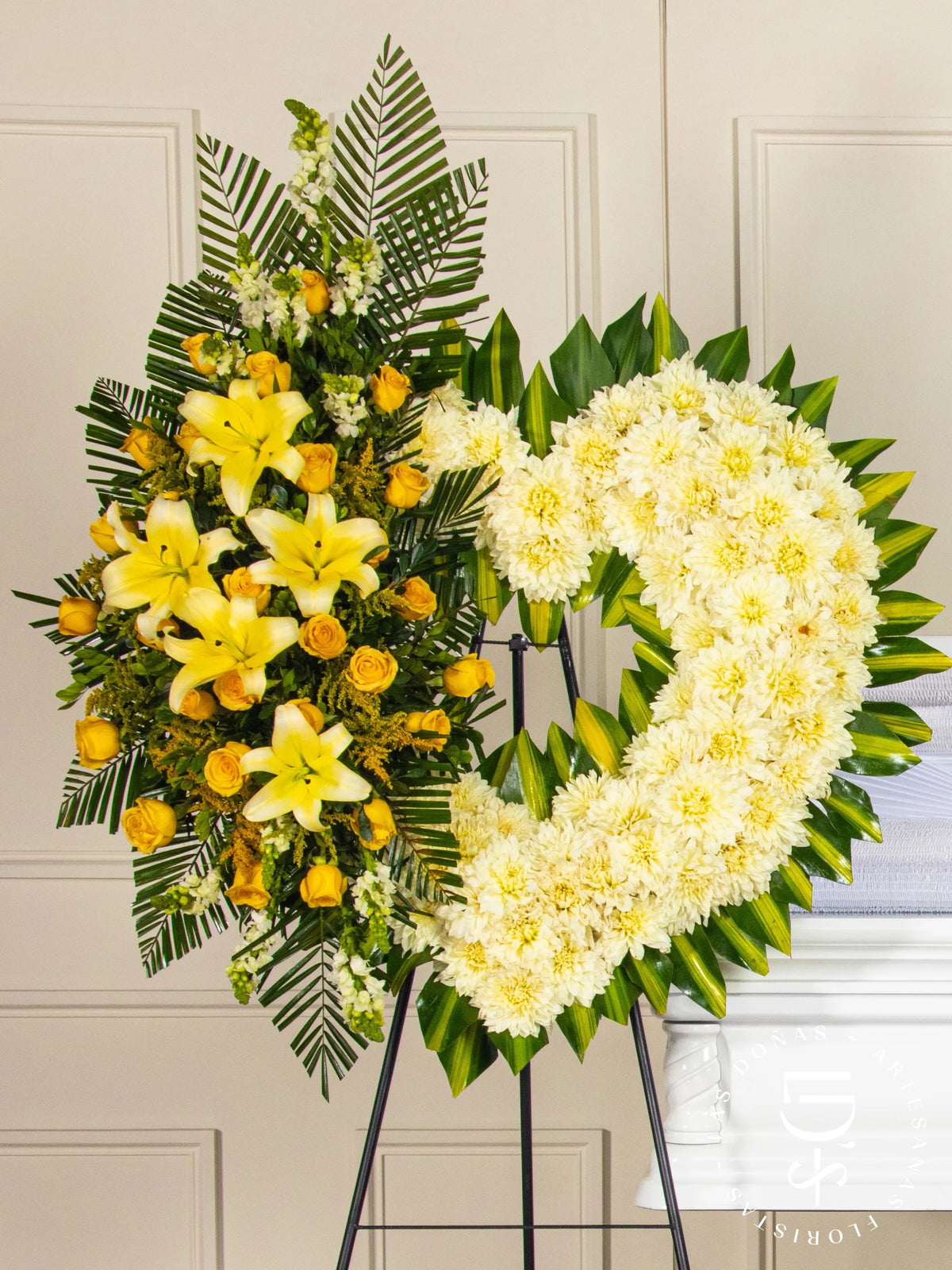 Corona de Corazón con Dalias, Rosas Amarillas y Liliums arreglo de condolencias con 24 rosas amarillas