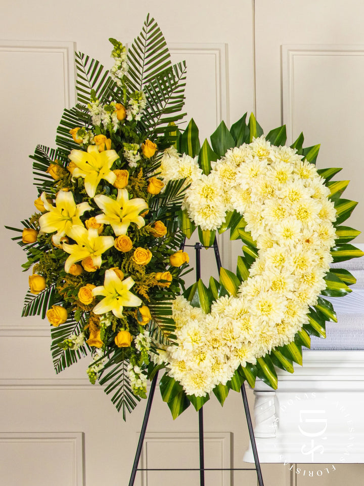 Corona de Corazón con Dalias, Rosas Amarillas y Liliums arreglo de condolencias con 24 rosas amarillas