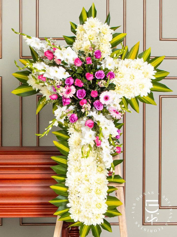 Cruz de Condolencias de Rosas Rosadas y Lilas con Gerberas arreglo de condolencias con 24 rosas lilas y rosadas