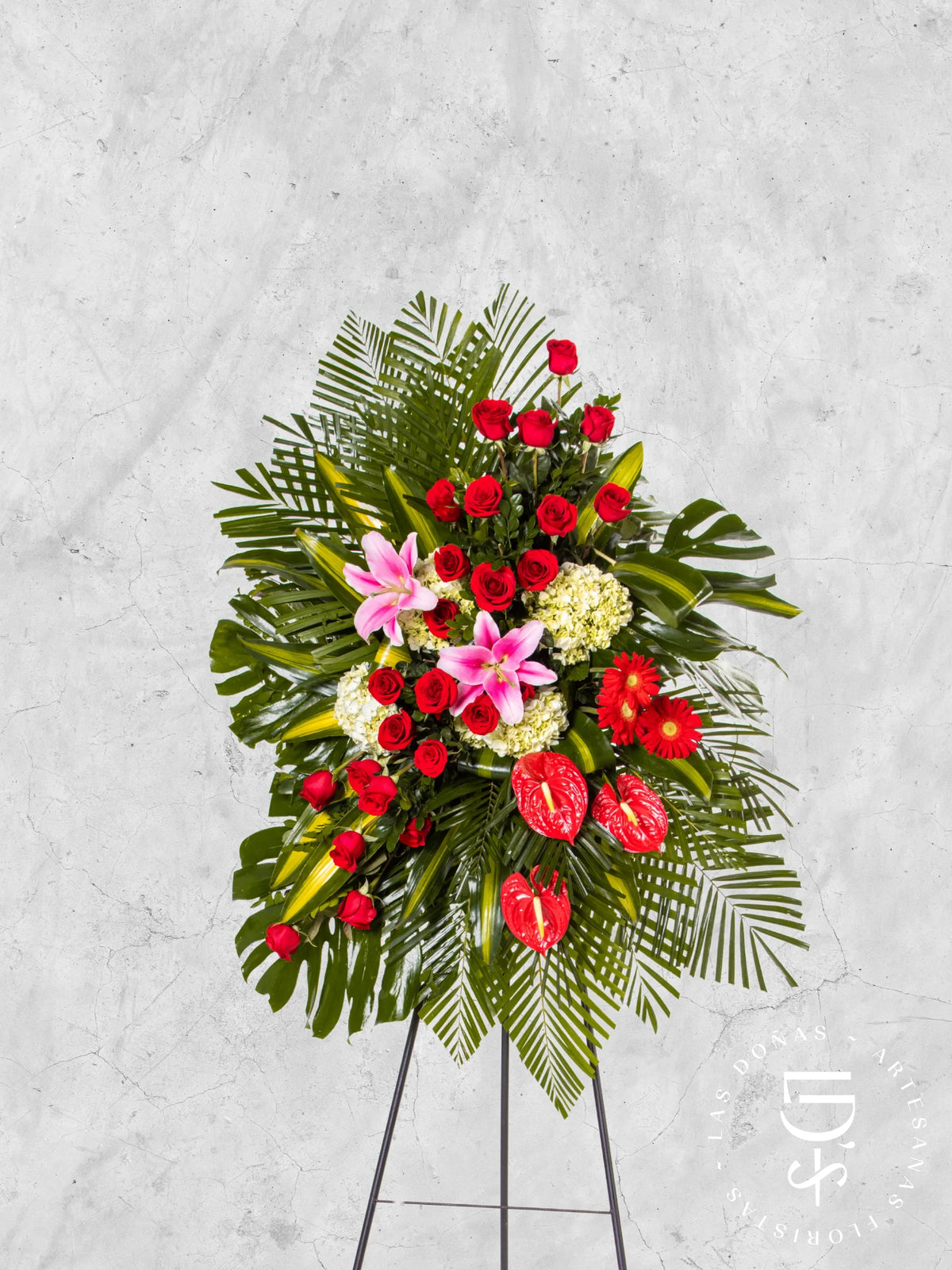 Corona de Hortensias con Rosas Rojas y Gerberas arreglo de condolencias con 24 rosas rojas